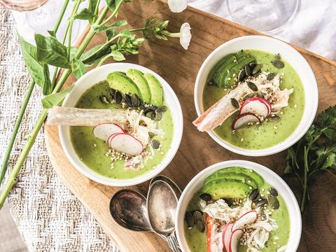 Romig avocadosoepje met king krab en radijsjes
