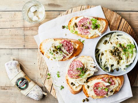 Bruschetta met Salamini italiani alla Cacciatora