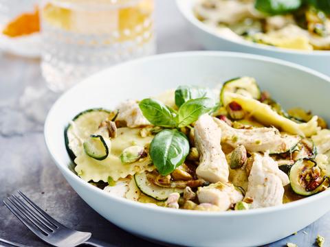 Raviolisalade met gepocheerde kip