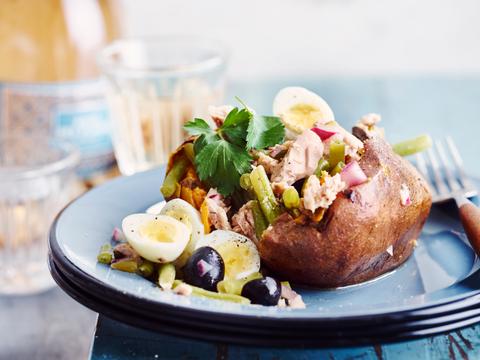 Gepofte zoete aardappel à la salade niçoise