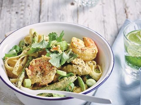 Curry met scampi's, kip, groene asperges en peultjes