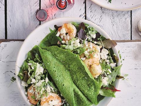 Spinaziepannenkoek met scampi's, feta en sla