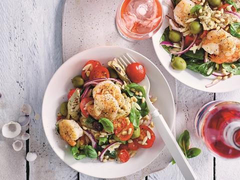Pastasalade met scampi's, tomaatjes en artisjokken