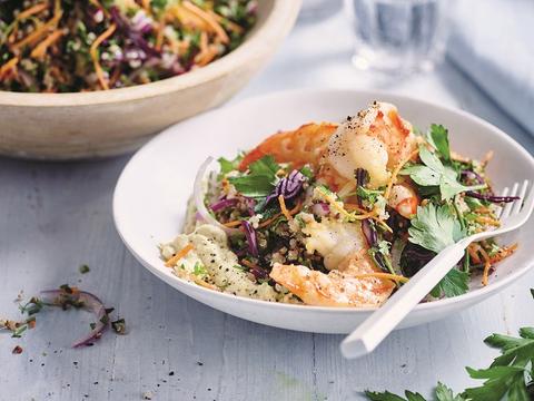 Kruidige quinoa met scampi's en hummus