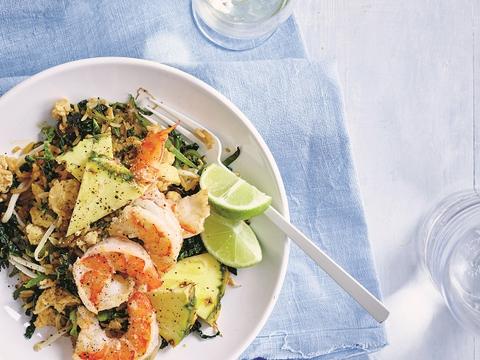 Nasi met scampi's en verse ananas