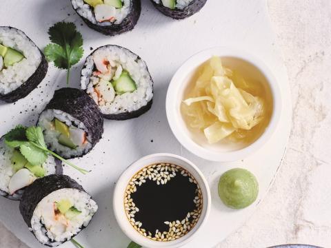 Sushi met komkommer, avocado en scampi's