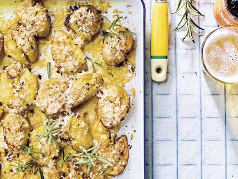 Geplette ovenpatatjes met rozemarijn en parmezaankorst