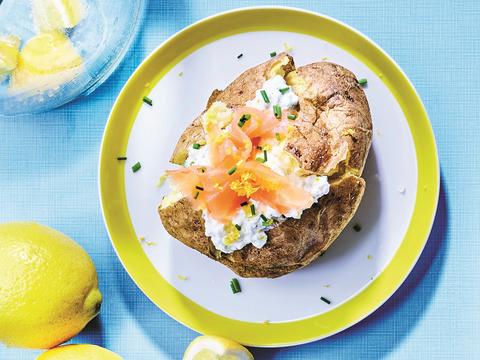 Gepofte aardappel met cottagecheese en gerookte zalm
