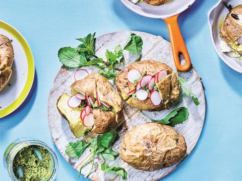 Gepofte aardappel met radijs en muntpesto