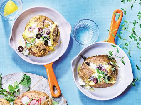 Gepofte aardappel met feta, olijven en rode ui