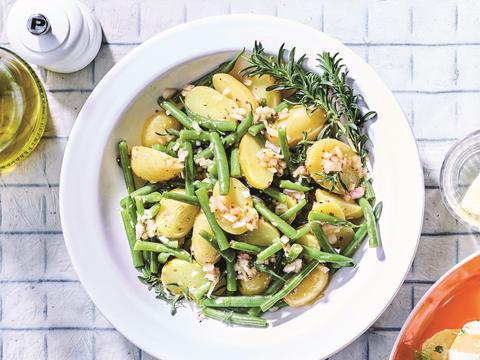 Aardappelsalade met mosterdvinaigrette en boontjes