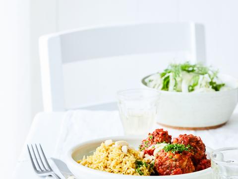 Albondigas met saffraanrijst en een venkelslaatje