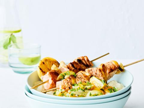 Zalmspiesjes met koolrabistoemp en kerstomatensalsa