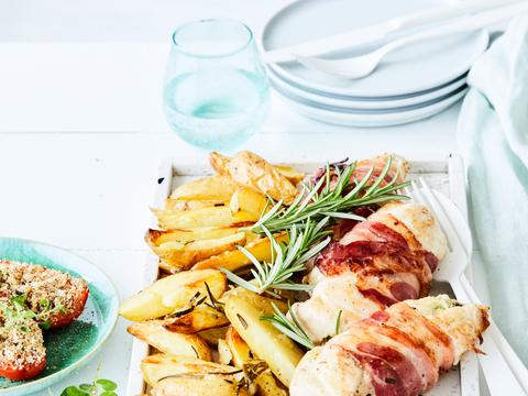 Gevulde kip met krieltjes en ovengeroosterde tomaten
