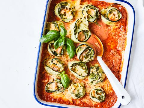 Lasagnerolletjes met gerookte zalm, spinazie en cottagecheese
