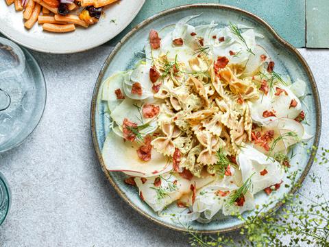 Pastasalade met kerrie-yogonaise, venkel, appel en baconchips