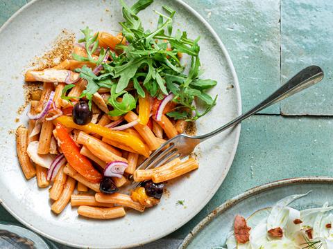 Pastasalade met vers gegrilde paprika en tonijn