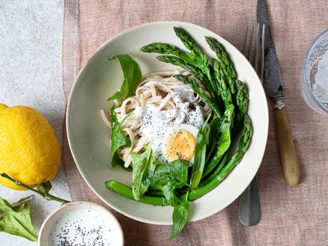 Pastasalade met groene asperges, ei en geitenkaasdressing