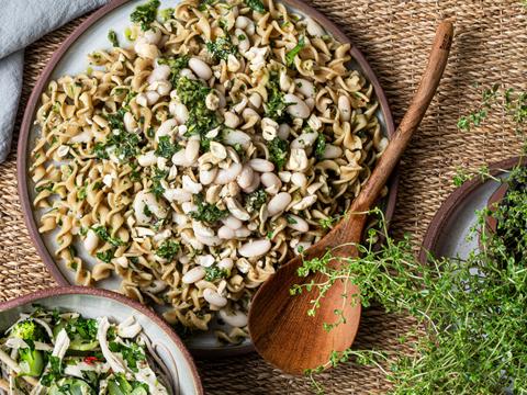 Pastasalade met witte bonen en chimichurri