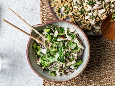 Pastasalade met gestoomde broccoli en kip