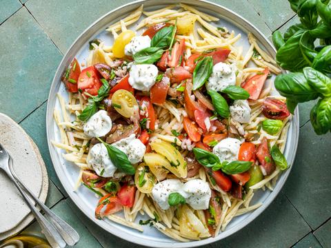 Pastasalade met frisse gemarineerde tomaten en mozzarella