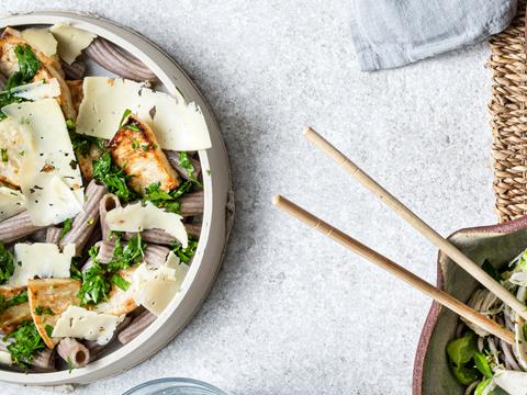 Pastasalade met gebakken knolselder, fenegriekkaas en peterselieolie
