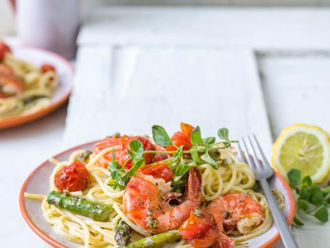 Spaghetti met gegrilde groene asperges en scampi’s