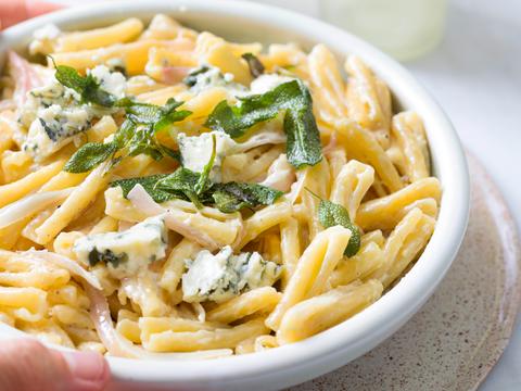Zomerpasta met ricotta, blauwe kaas, parmezaan en salie
