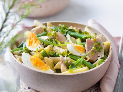 Pastasalade met gerookte forel en mango