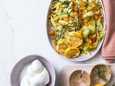 Linguine met courgette en pittig broodkruim