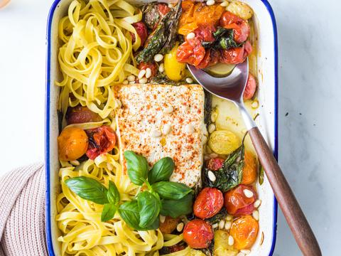 TikTok-tagliatelle met feta en geroosterde kerstomaten