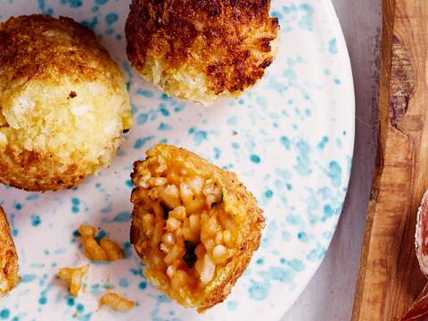 Arancini met tomaat, verse kruiden en parmezaan