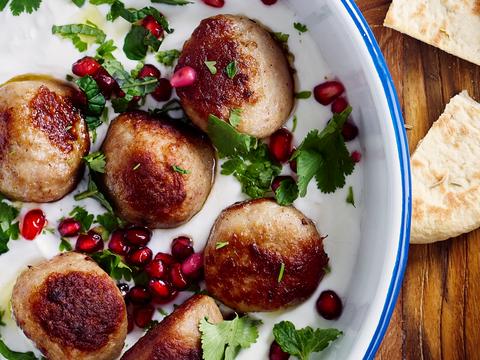 Lamsgehaktballetjes met labneh en granaatappel