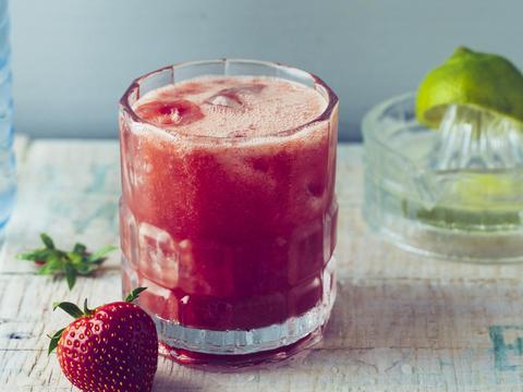 drankje met aardbeien, watermeloen en mineraalwater