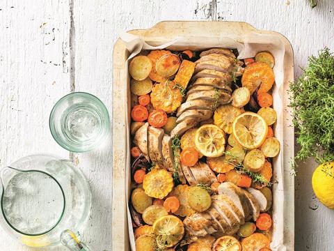 Kipfilet met krielaardappelen, wortelen en maïs