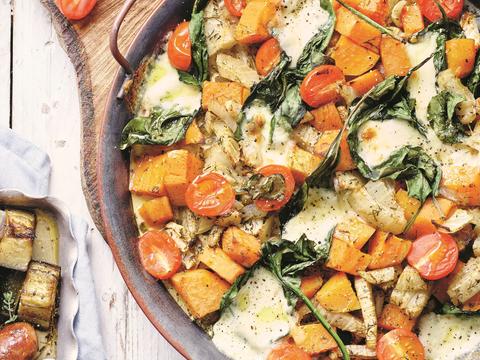 Groenteschotel met zoete aardappel, spinazie, venkel, kerstomaatjes en mozzarella