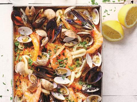 Bakplaatpaella met zeevruchten