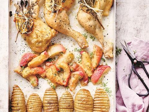 Kippendijen met citroen en perzik en hasselbackaardappelen