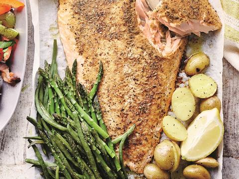 Zalm van de bakplaat met droge rub