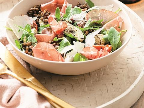 Italiaanse linzensalade met coppa en gegrilde artisjok