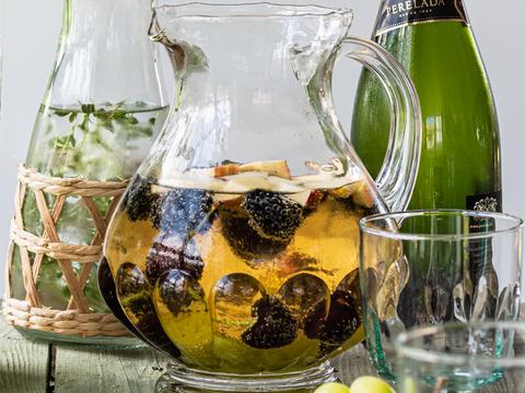 Punch met cava en zomerfruit