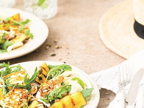 Venkelslaatje met gegrilde nectarines en halloumi