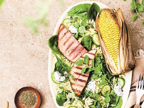 Salade met orzo, gegrilde ham en maïs
