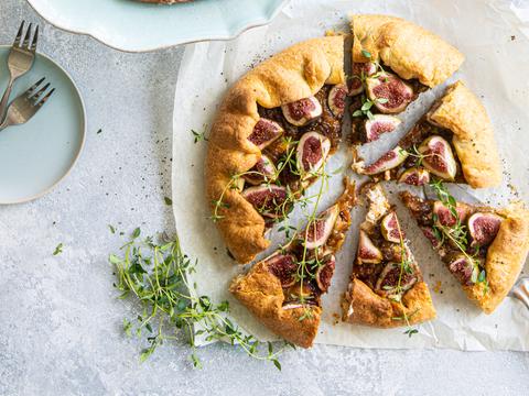 Hartige galette met geitenkaas en verse vijgen