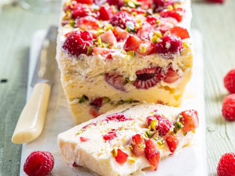 Semifreddo ijstaart met aardbeien en frambozen