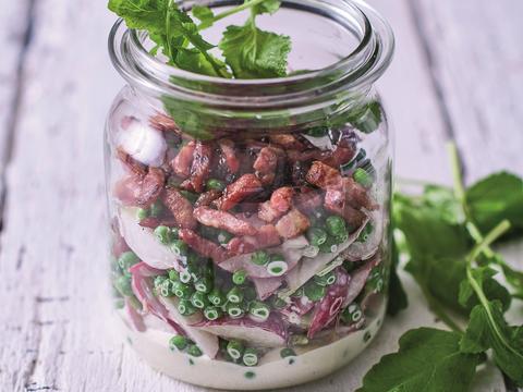 Erwtjessalade met spekjes en mierikswortel