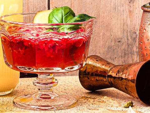 Mocktail met framboos, basilicum, gember en kardemom