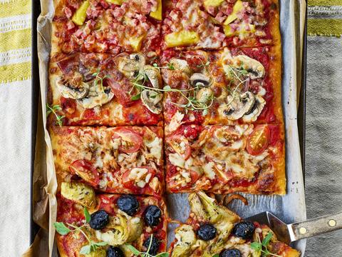 Plaatpizza met 4 verschillende toppings