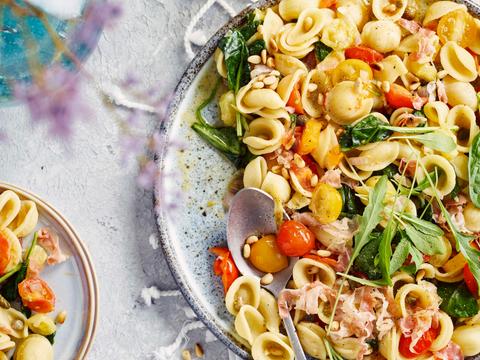 Orecchiette met pancetta, tomaatjes en kappertjes