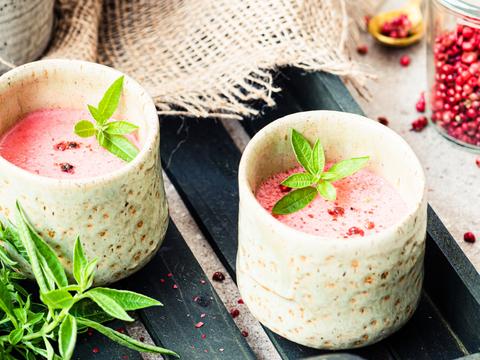 Virgin pisco sour met frambozen, citroenverbena en roze peper